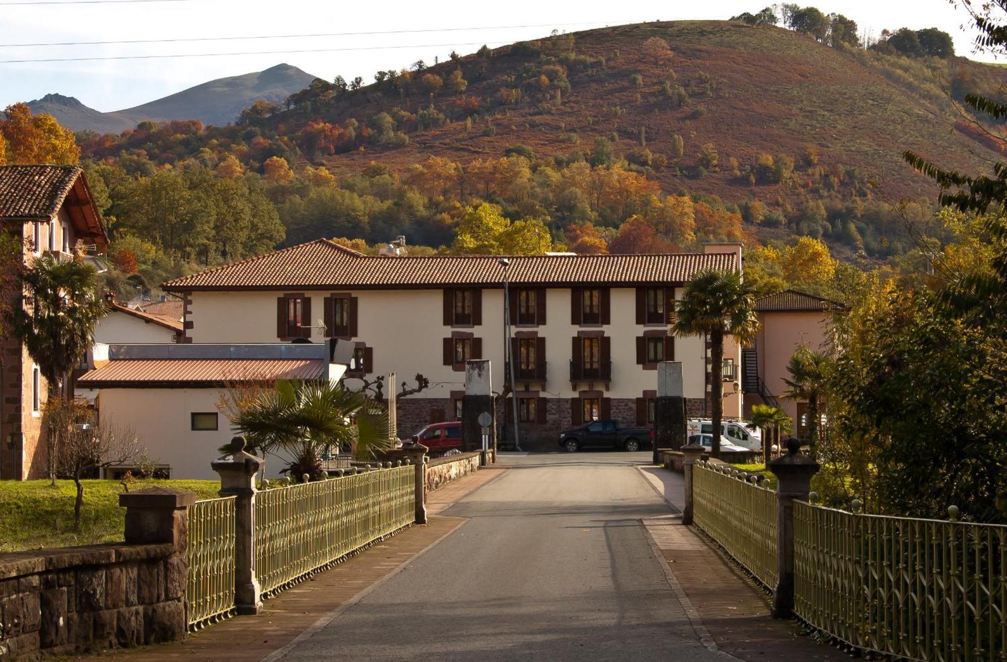 Hotel Urgain Oronoz-Mugaire Екстер'єр фото